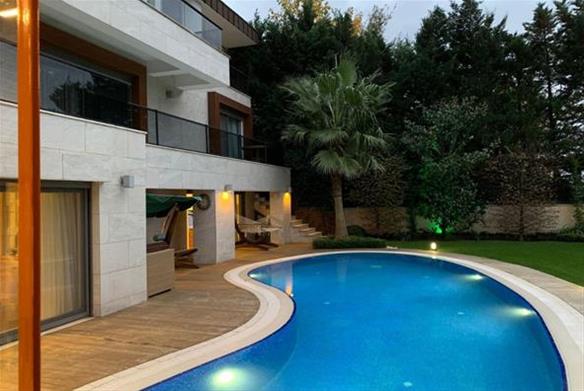 ویلای خیره کننده با استخر و نمای باز در آکارکنت