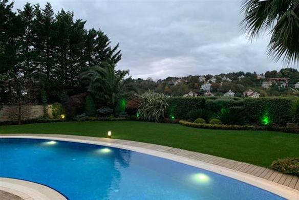 ویلای خیره کننده با استخر و نمای باز در آکارکنت