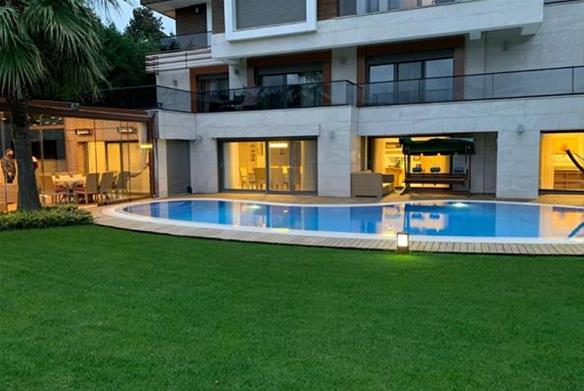 ویلای خیره کننده با استخر و نمای باز در آکارکنت
