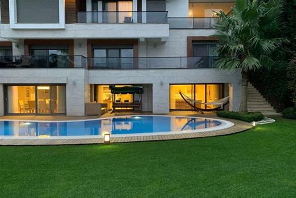 ویلای خیره کننده با استخر و نمای باز در آکارکنت