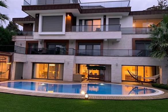 ویلای خیره کننده با استخر و نمای باز در آکارکنت