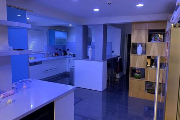 ویلای خیره کننده با استخر و نمای باز در آکارکنت