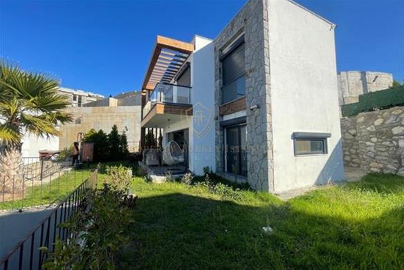 Detached villa with private garden and sea view in Bodrum