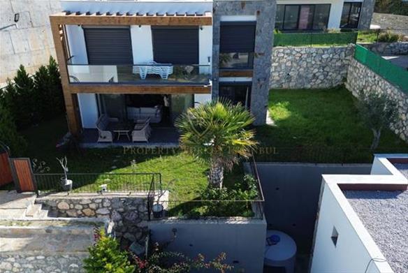 Detached villa with private garden and sea view in Bodrum